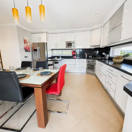 Вилла Topazio - 4 Bedrooms, Private Pool, Jacuzzi, Airco & Sea Views!